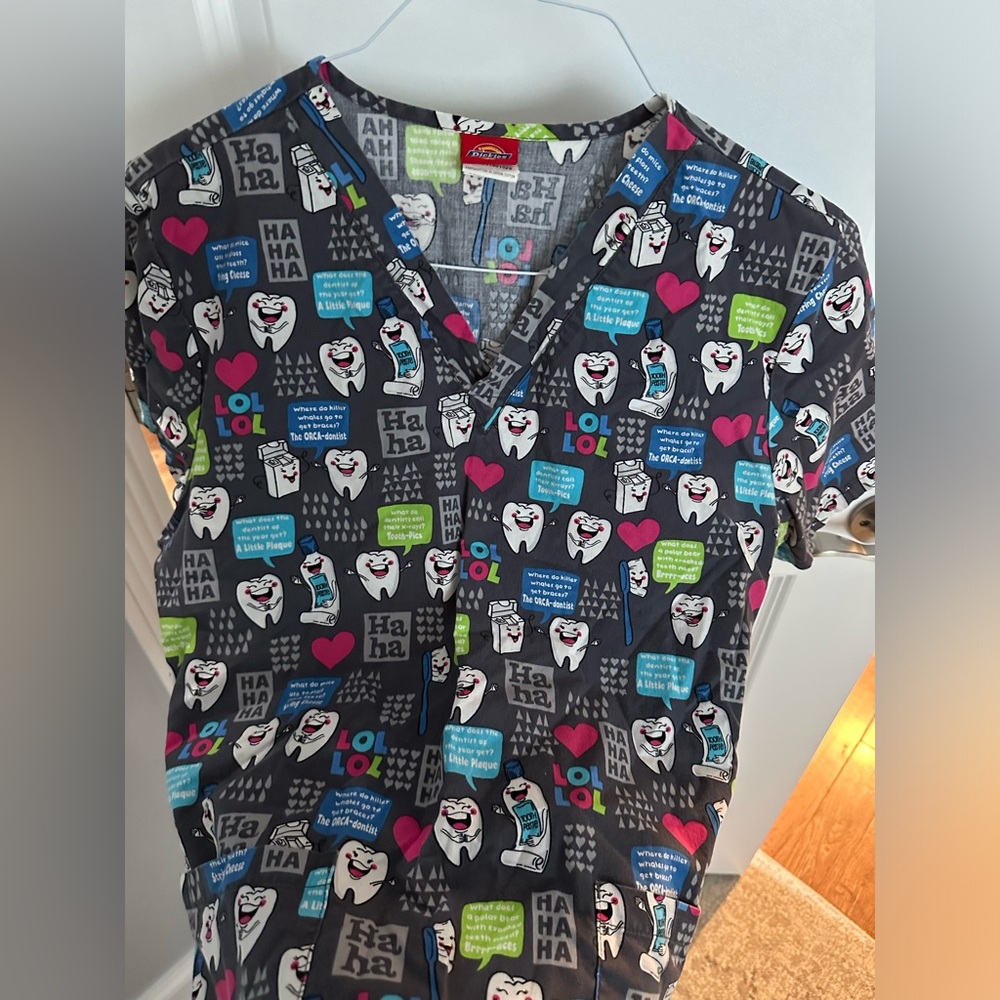 *EUC*Sz M*Dickies* Scrub Top- Dental
